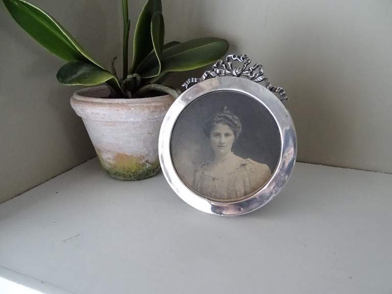Antique Silver Round Ribbon Picture Frame