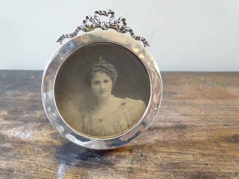 Antique Silver Round Ribbon Picture Frame