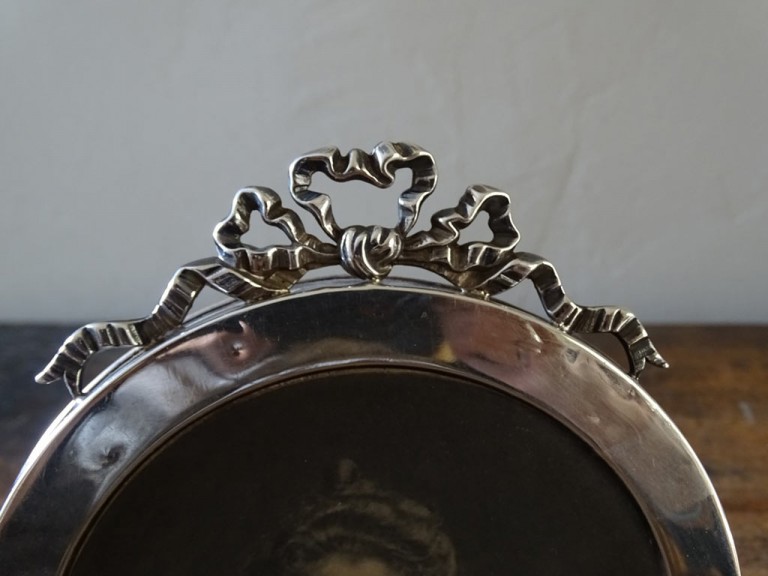 Antique Silver Round Ribbon Picture Frame